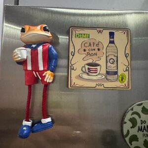 SAPO CONCHO Red and Blue Frog Magnet